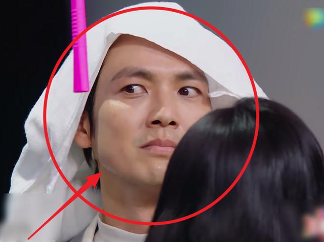 而在这样的一个近距离镜头前,钟汉良几乎是素颜的状态了,没有过度的