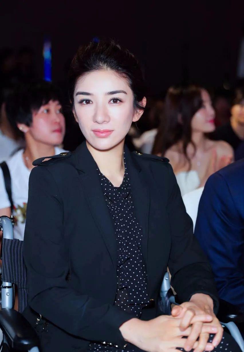 恋爱脑,差点害死女明星_黄奕_奶奶_公司