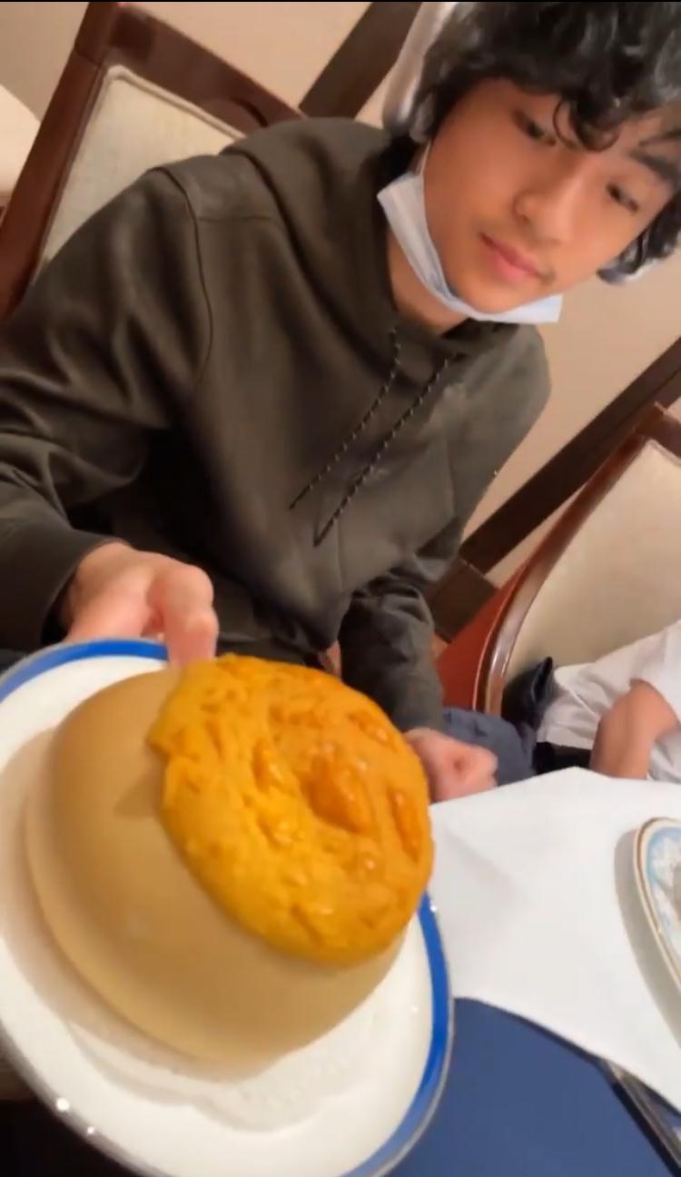 小林青霞大儿子罕见露脸,13岁lucas稚气褪去变时尚,很像谢霆锋_爸爸