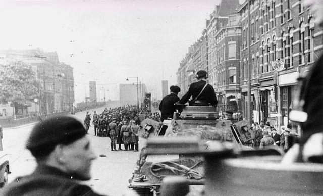 图:德国第9装甲师占领鹿特丹此战役在轰炸鹿特丹后结束.