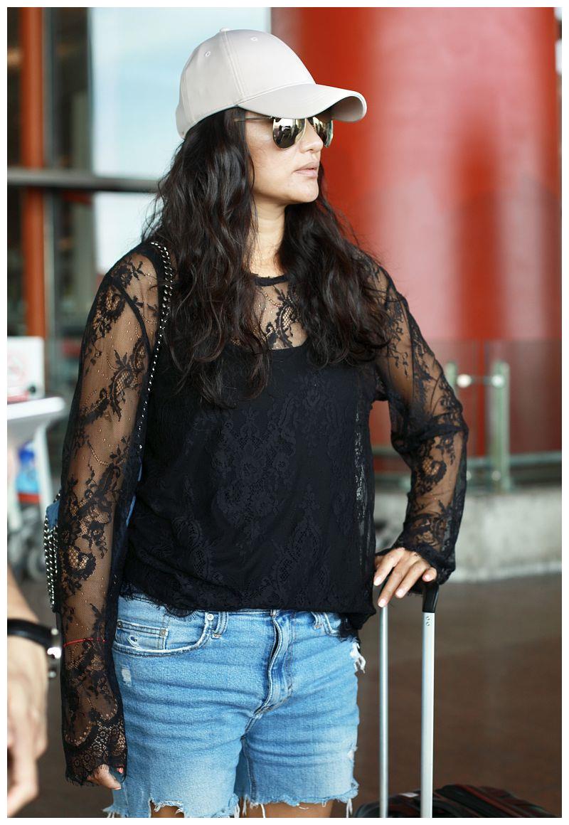 原创48岁瞿颖瘦身成功后素颜走机场蕾丝上衣搭短裤不愧是超模身材