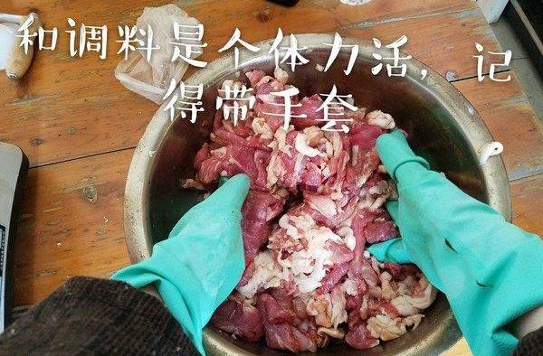 2.豬肉去皮切片,加入調料混合.1.準備好腸衣,棉線及調料.