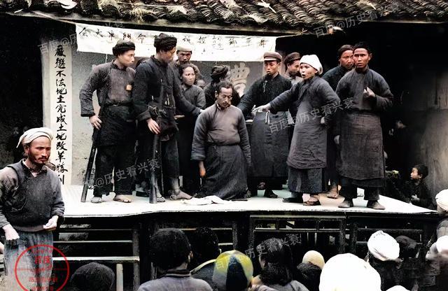 地区拍摄的照片,跪在地上的男子是当地的地主,村民们正在对他进行批斗