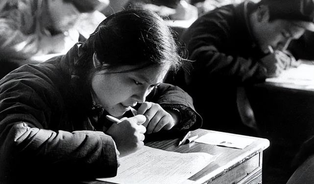 年恢复高考前全国高等院校共招收了94万基于推荐制的"工农兵大学生"