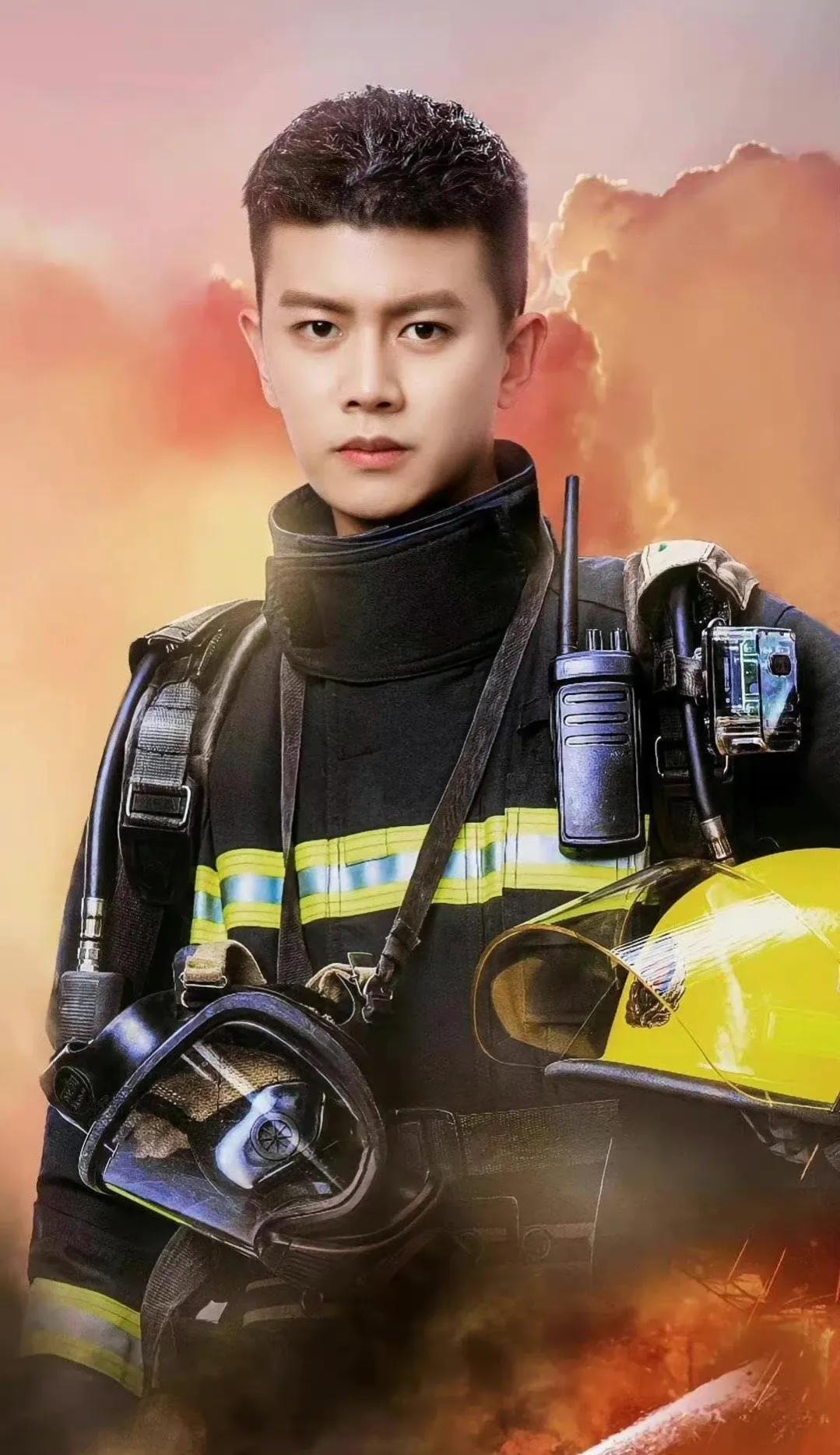 而且还有一种不怒自威的气质,他不仅五官端正,眼神坚定,任嘉伦穿着