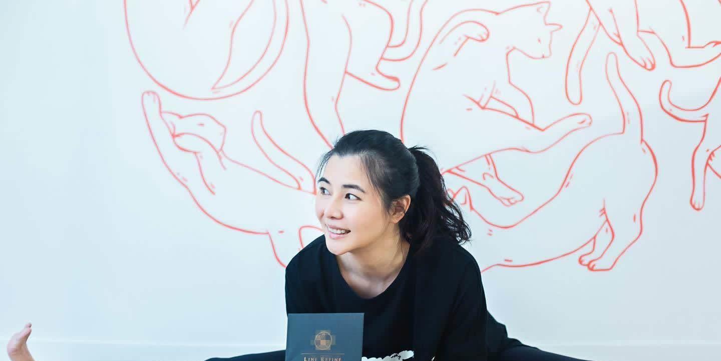 原创47岁蒙嘉慧近照减肥成功筷子腿抢镜淡出娱乐圈在国外开公司