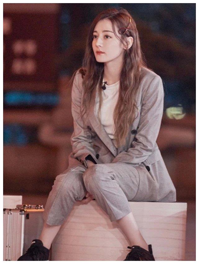 原创别再说热巴女汉子了当她穿起西装的时候是很有女神范儿的