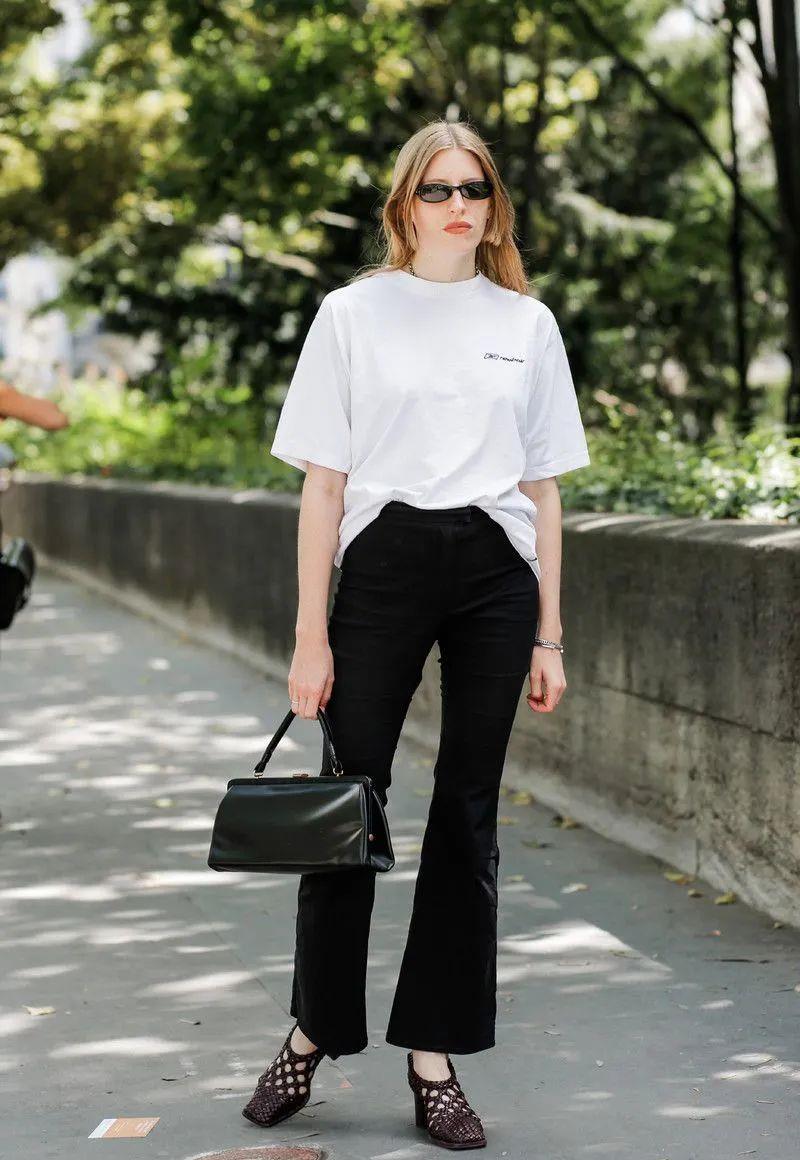 但绝对不是塞衣角就完事的,一定要记得用卷边袖口这种小技巧来给t恤