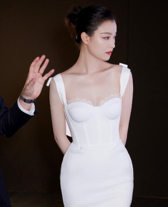 本身倪妮的腰围就非常细,再加上胯宽高度,让她的身形看上去相当曼妙