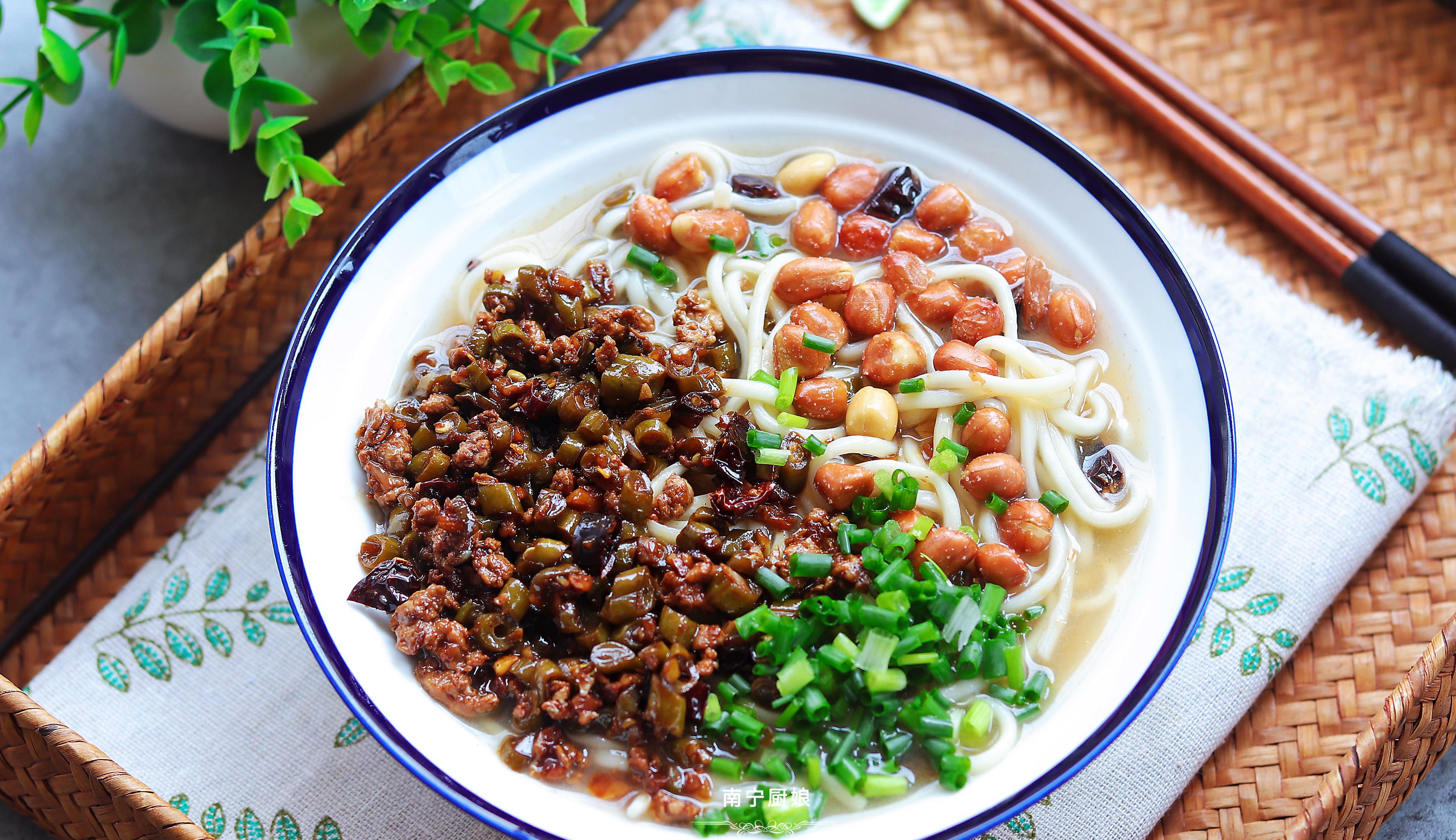 试试这道酸豆角肉末面,爽口开胃超好吃_蒜末_小葱_中火