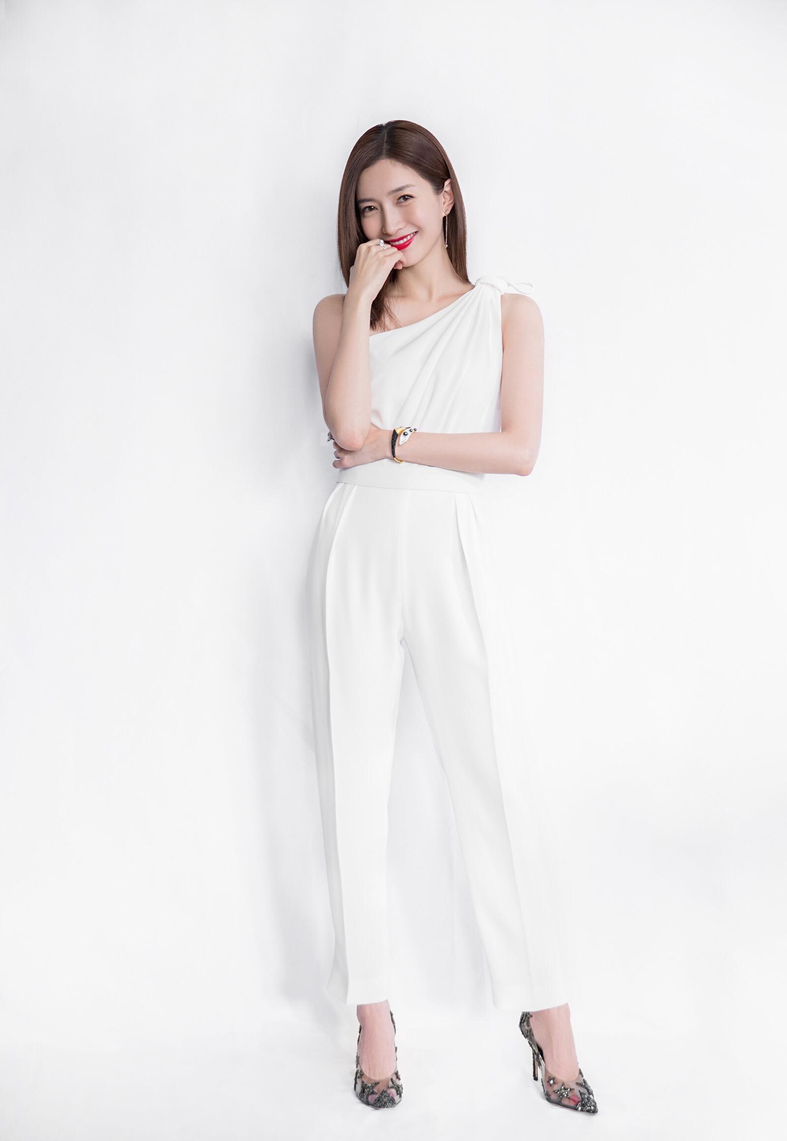 原创江疏影波浪卷发雪肤红裙撩人她不仅是迷人漂亮而且非常励志