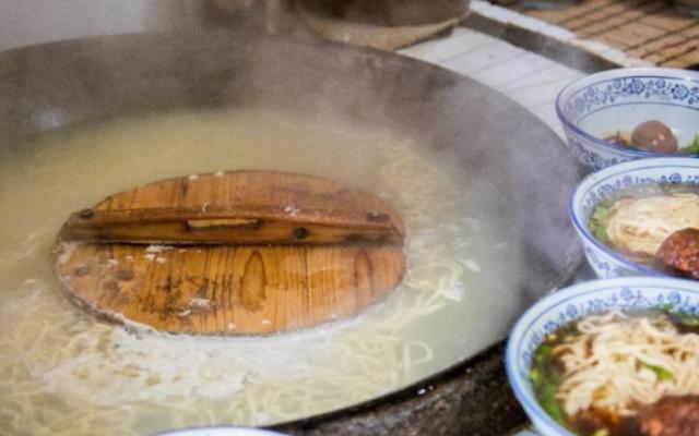 镇江锅盖面,号称"天下第一面",面条和锅盖一起放锅