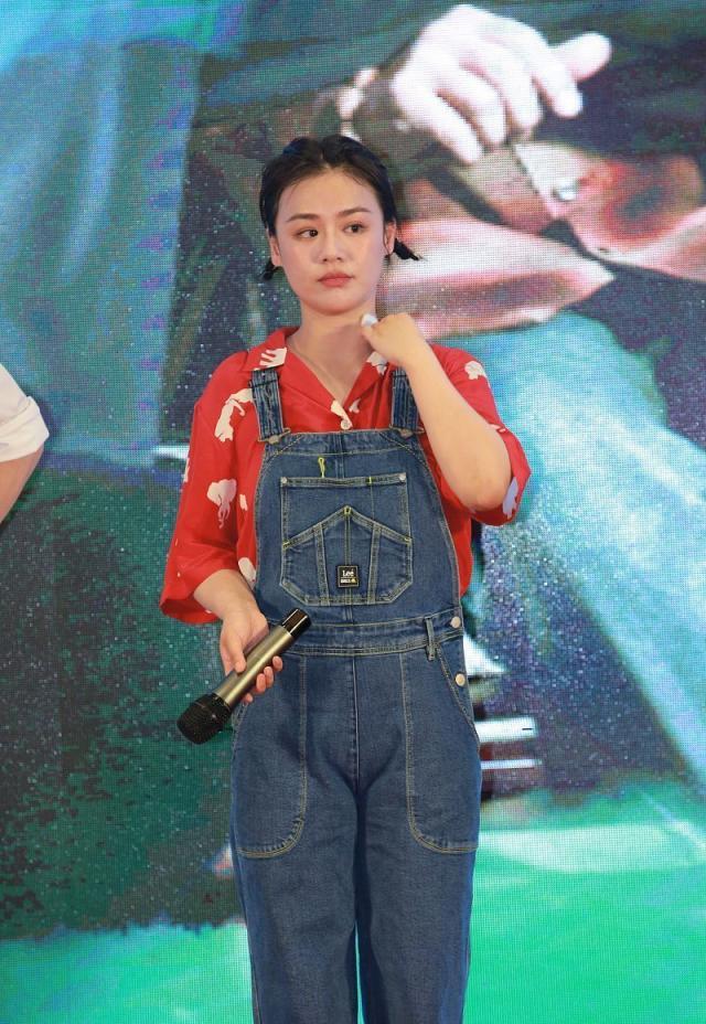 马思纯身材发福不敢认,发布会现场笑成表情包,网友称"傻大妞"_宣传_安