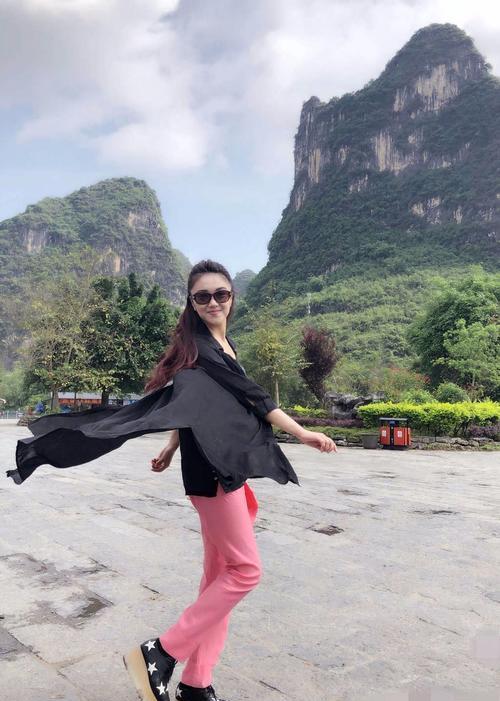 原创玖月奇迹王小玮气质真好穿白色雪纺衫配半身裙高级又优雅