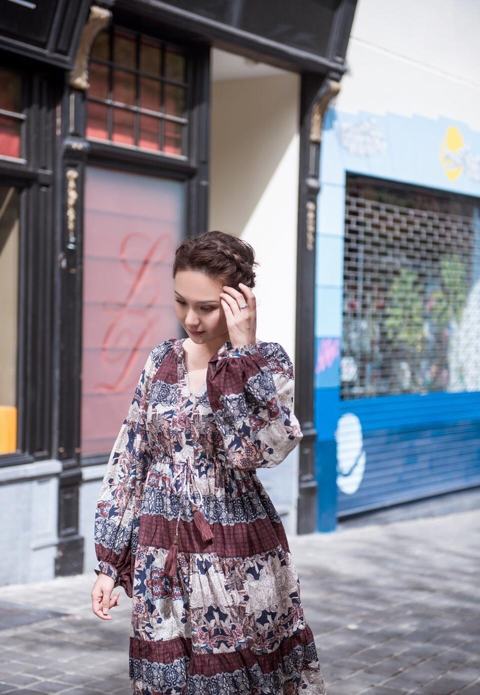 程莉莎出游真会穿,粉色t恤配半身裙扮少女,说她24岁我都信_的设计