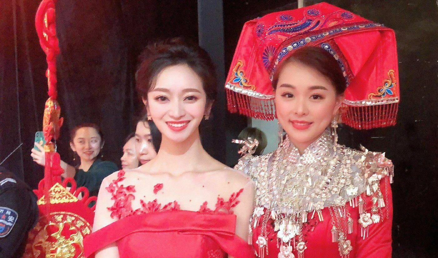 男篮名宿王治郅身穿军装,与45岁前妻保持距离,90后娇妻气质十足_宋杨