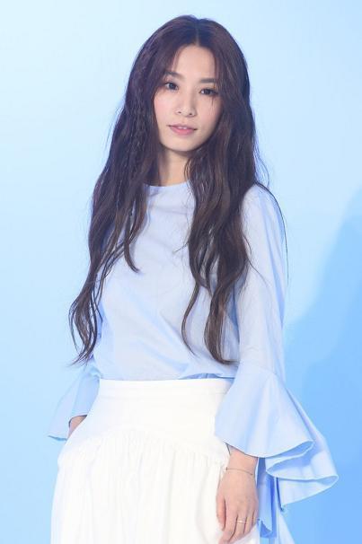 原创田馥甄hebe又烫大波浪卷发穿蓝色衬衫配白色半身裙温柔又优雅