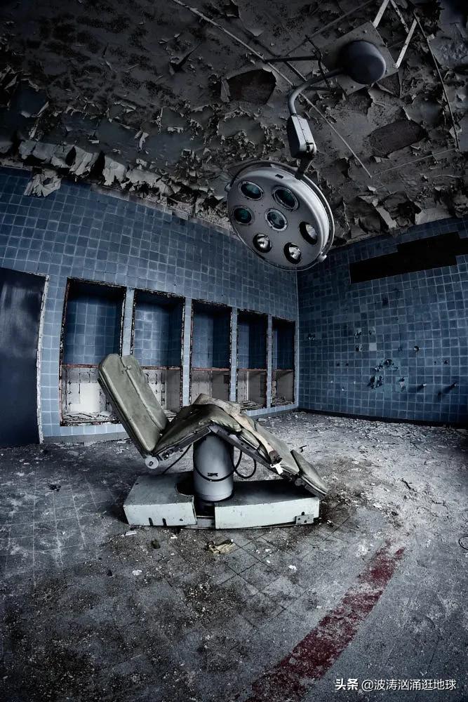 废弃的医院,这是一间手术室,曾拯救过无数人的生命,上面的灯马上快掉