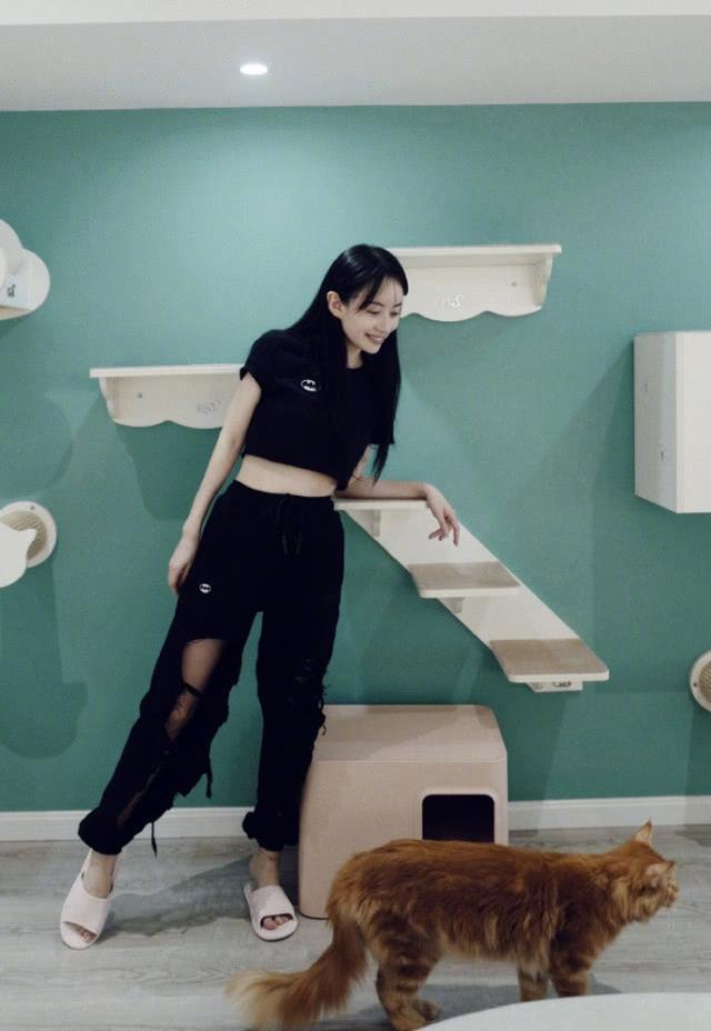 原创曾小贤女神诺澜罕见晒美照秀身材身姿纤细美腿抢镜初恋脸超美