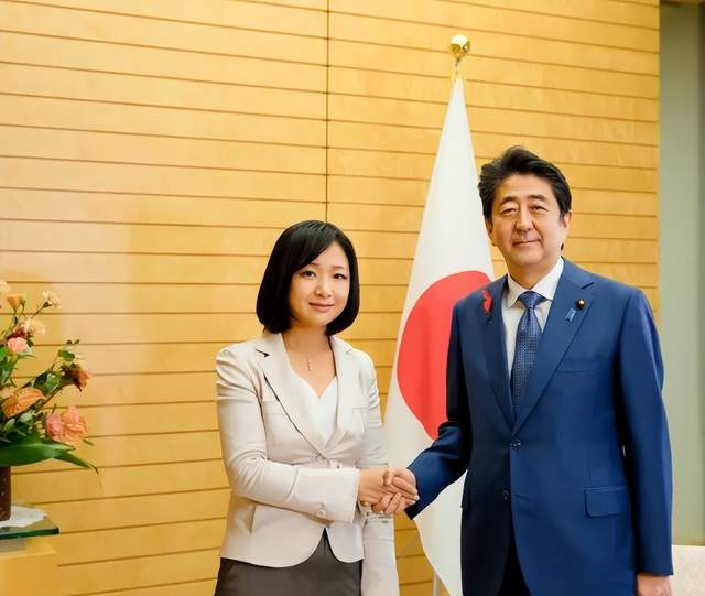 凤凰卫视李淼发文缅怀安倍,生前曾多次受邀采访他,还晒出了合影