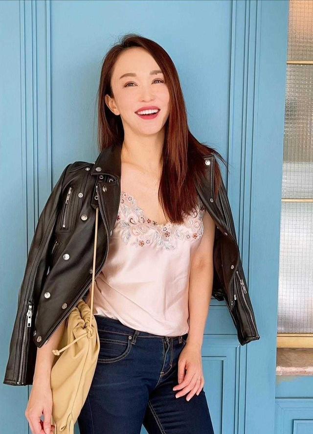 原创50岁小龙女范文芳胆真大身穿吊带裙依旧迷人