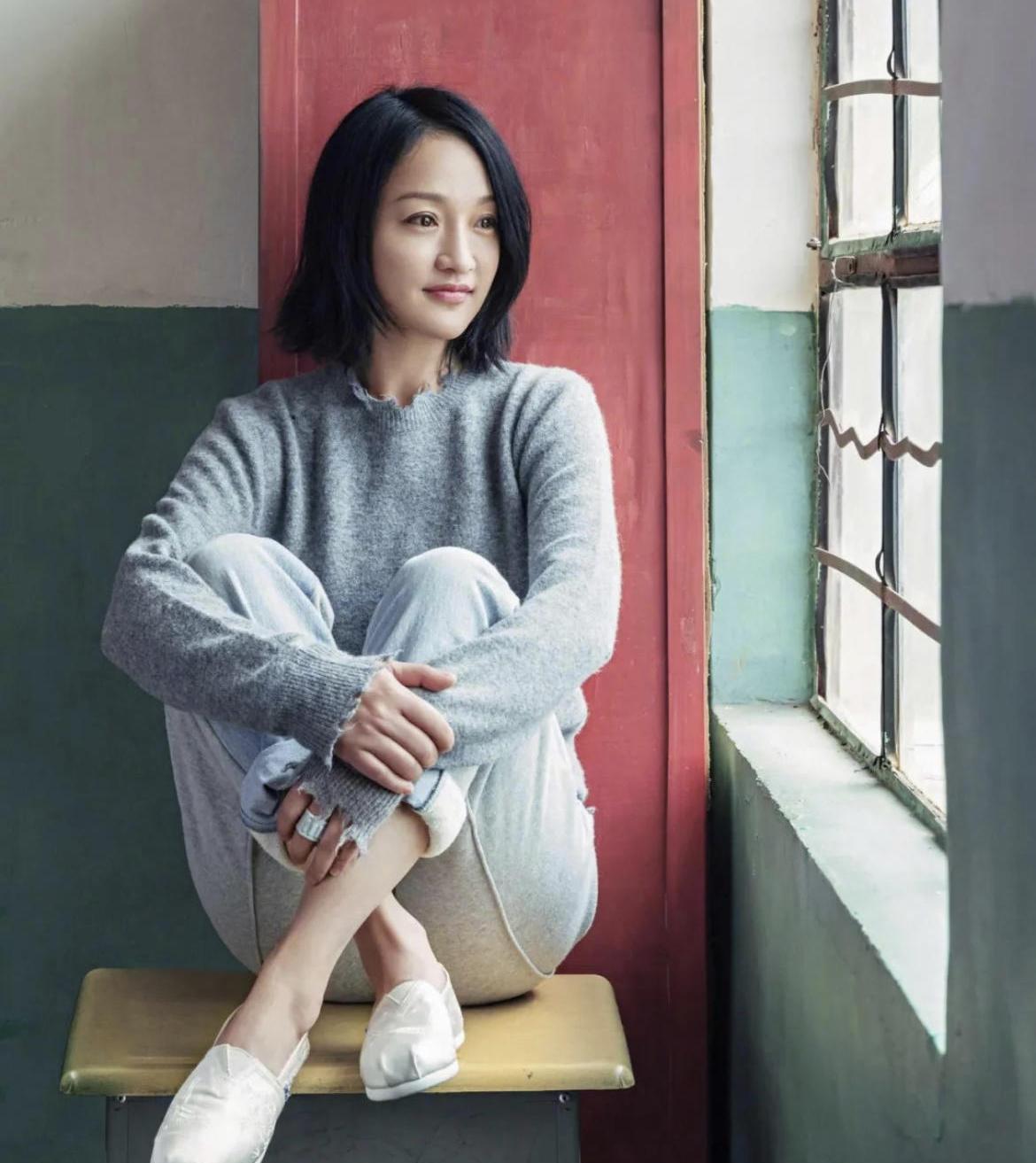 周迅46岁了,穿宝石蓝色的"小香风"套装亮相,依然精致优雅_气质_身材