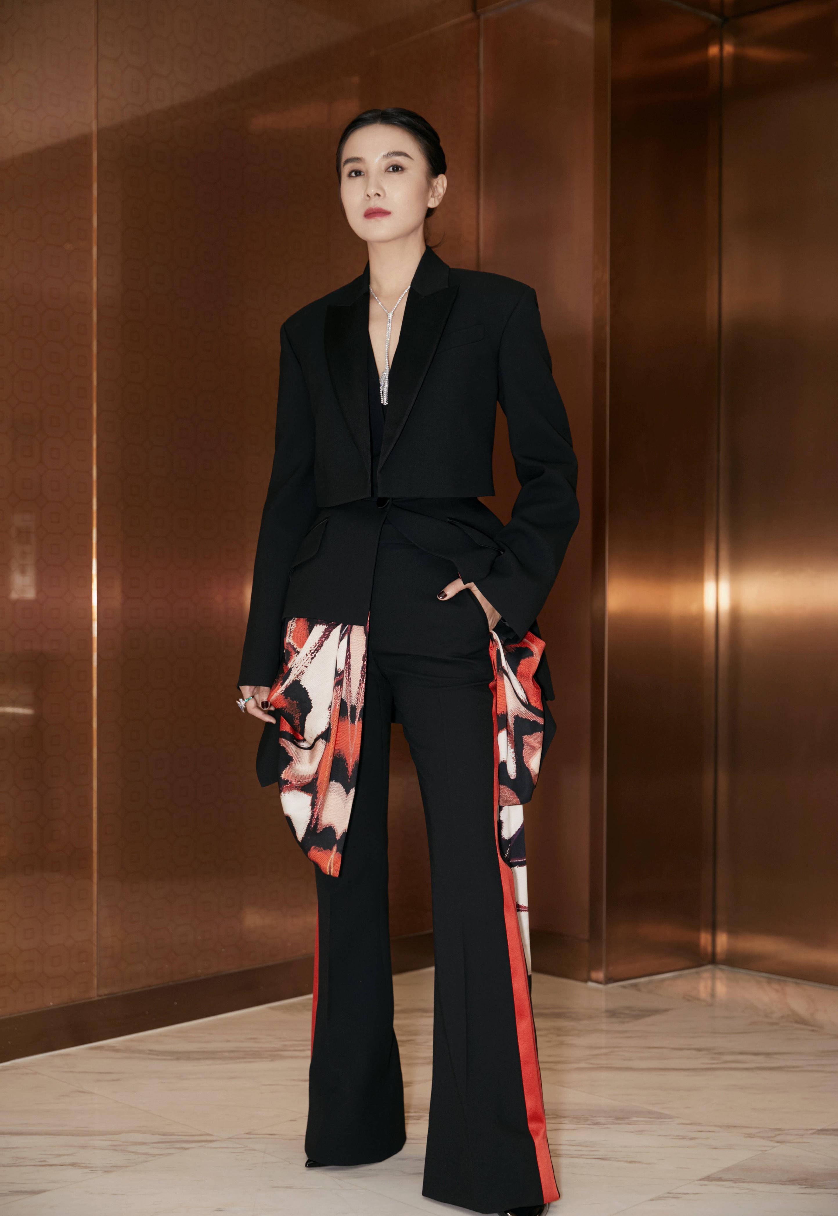 原创宋佳为了凹造型穿了两件西装好奇丝带是怎么塞进裤子里的