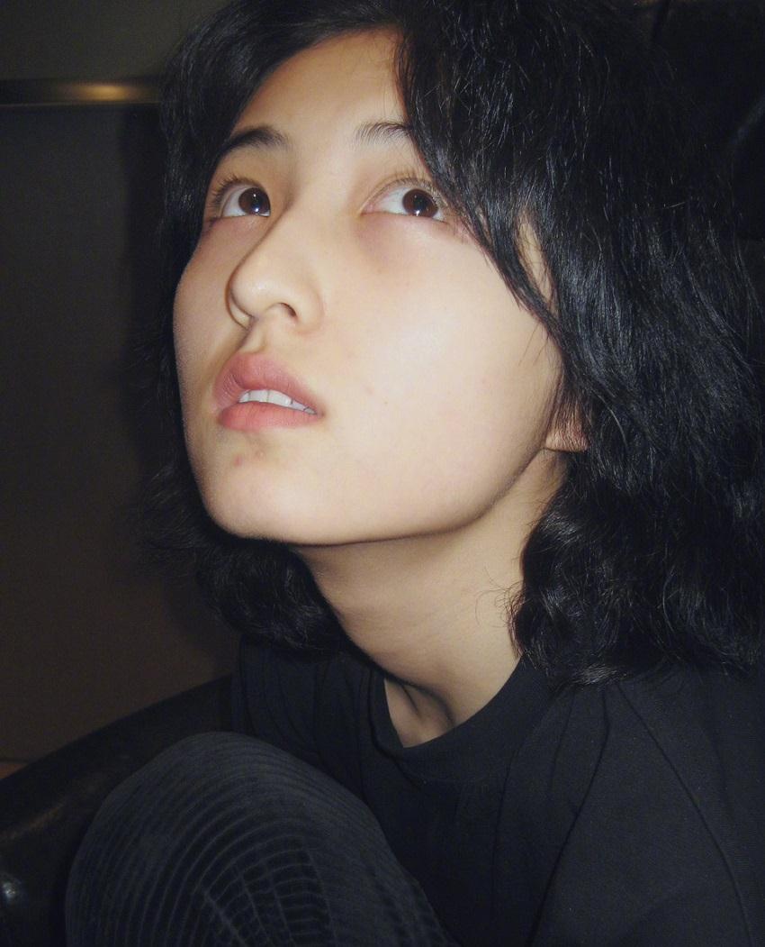 原创张子枫晒新发型自拍素颜出镜状态超好离开美颜滤镜皮肤好真实