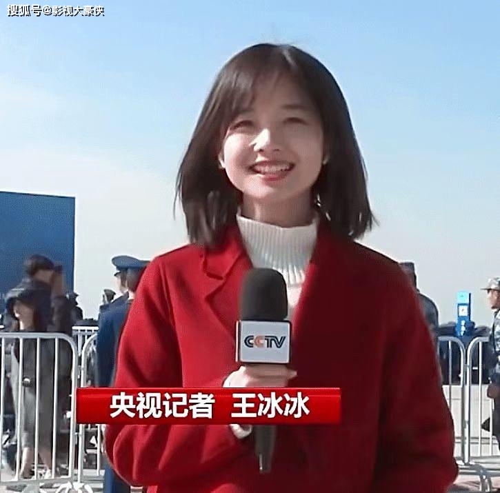 原创央视记者王冰冰高温下田割草头戴草帽显可爱网友调侃冰冰竟沦落到