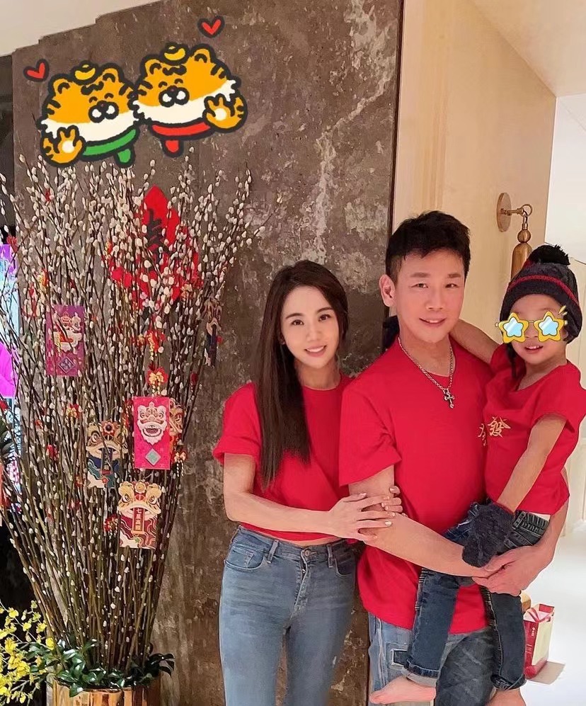 原创江佩蓉为53岁陶喆庆生，被老公搂入怀亲吻，不受男方出轨往事影响
