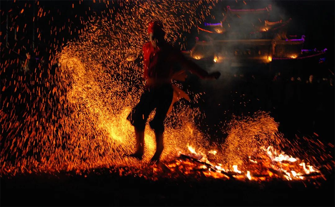 腾冲傈僳族下火海 | 段应宗 摄腾冲傈僳族射弩 | 段应宗 摄腾冲傈僳族