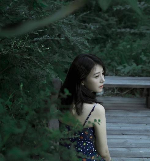 穿短裙会很土,看看高圆圆带火的吊带裙,优雅时髦显身材_吊带装_黑色_