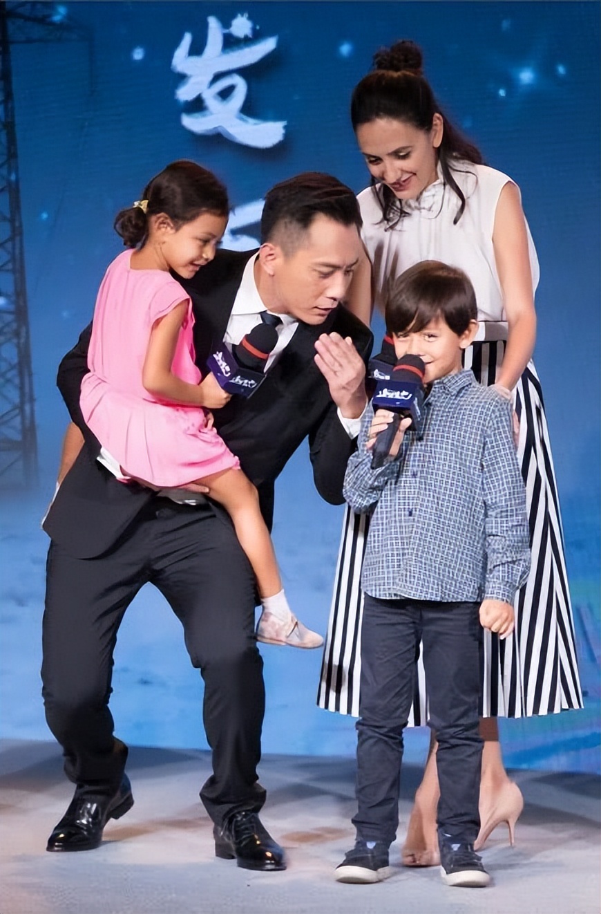 原创刘烨一家四口合体一家人穿得充满民族风味女儿气场强儿子秀气