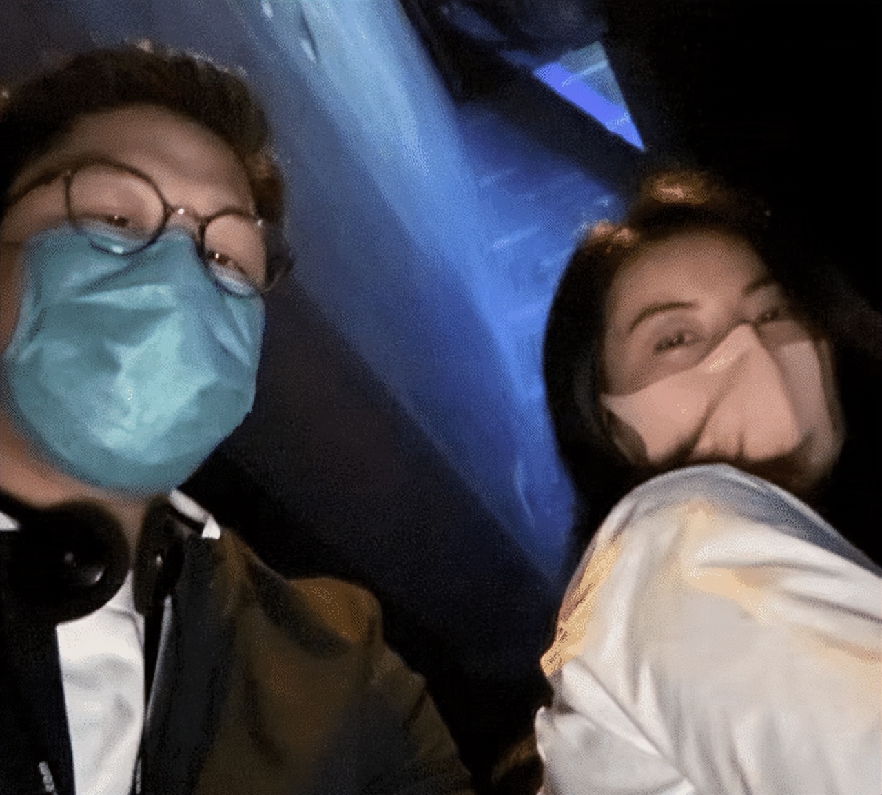 霍启刚独自带娃看演出,父女三人搞怪合影画风可爱