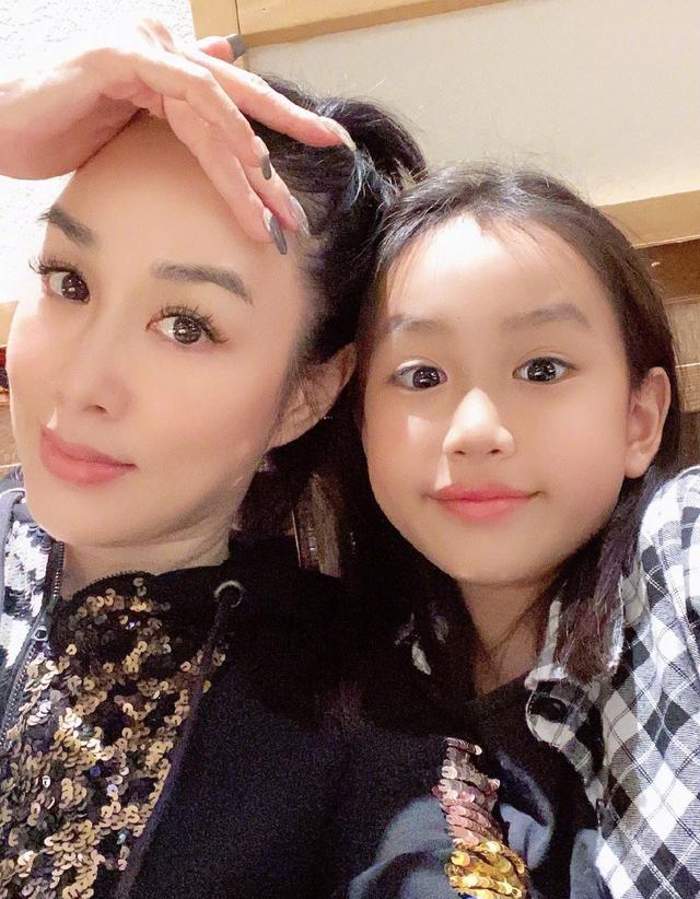 钟丽缇真是太幸福了,不仅住着上千万豪宅,还有好丈夫张根硕宠她_地板