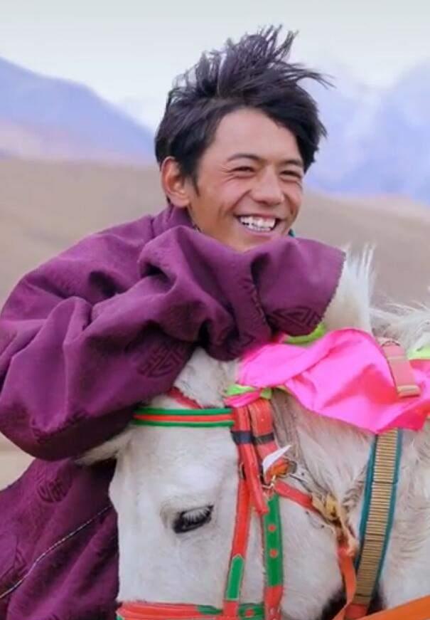 "康巴汉子"丁真已签约国企,为家乡拍摄的第一批宣传照曝光!