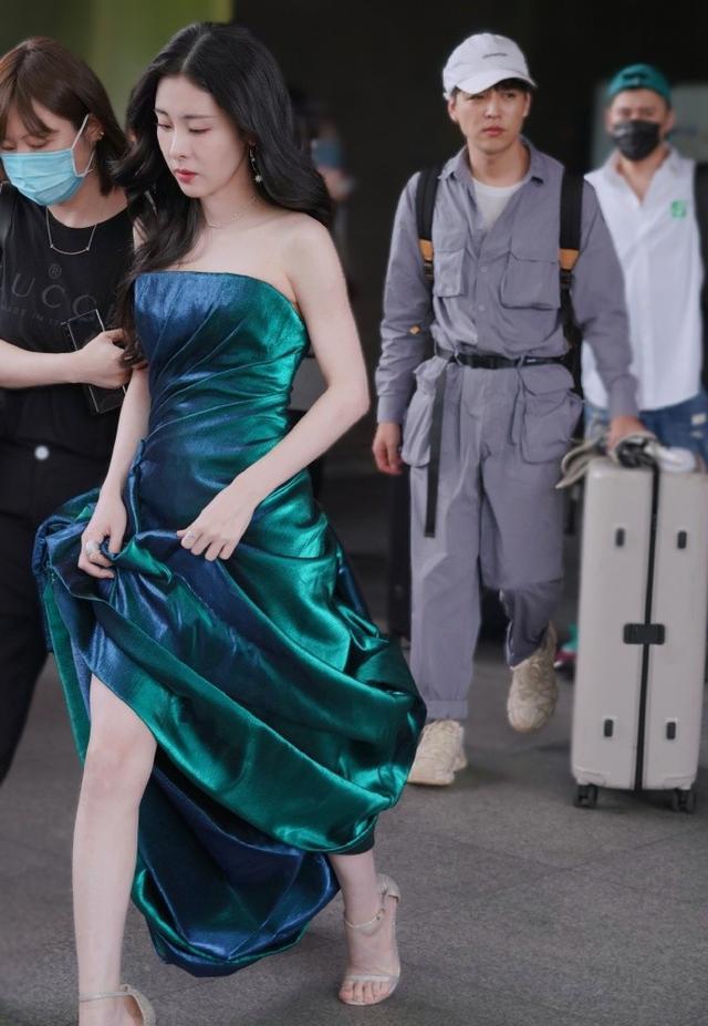 原创街拍镜头下的张碧晨真惊艳穿抹身材裙提溜着裙摆细腿真抢镜