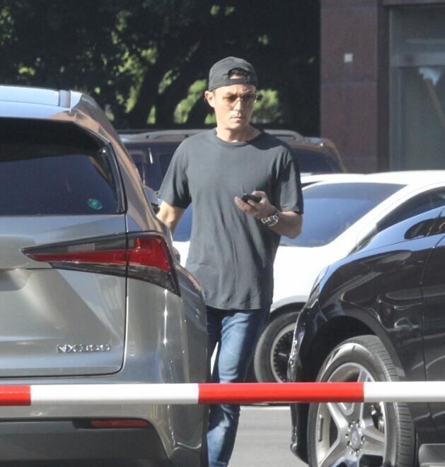 霍建华带小海豚出门吃饭,亲吻女儿数次,父爱满满_林心如_媒体_戴帽子