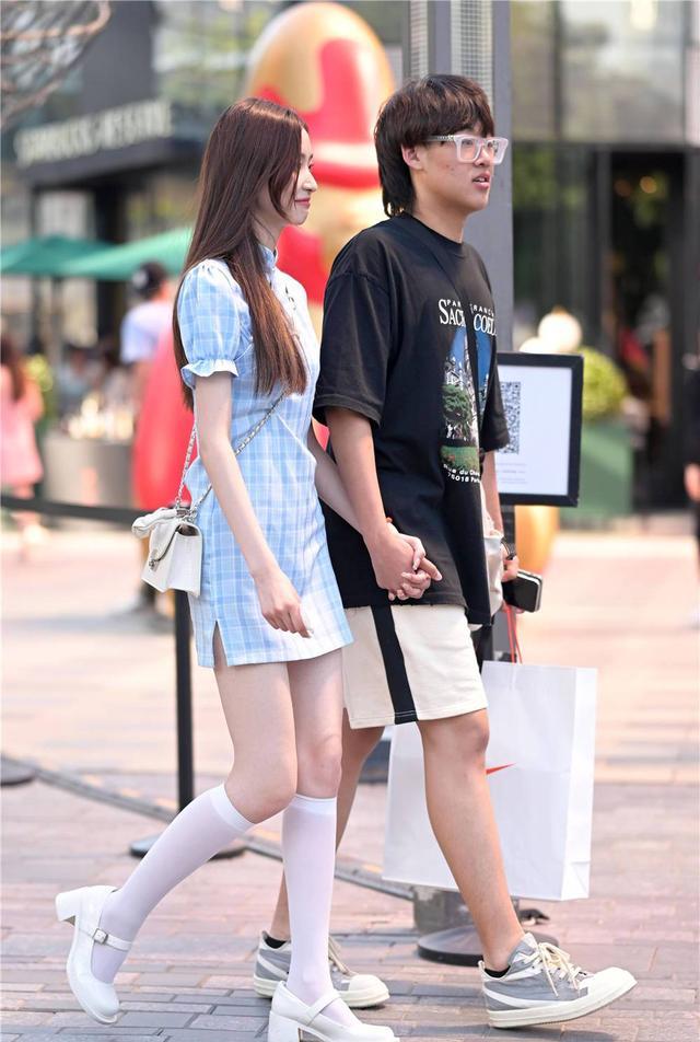 原创年轻姑娘喜欢长筒袜搭配小女生喜欢的鞋子感觉年轻真好