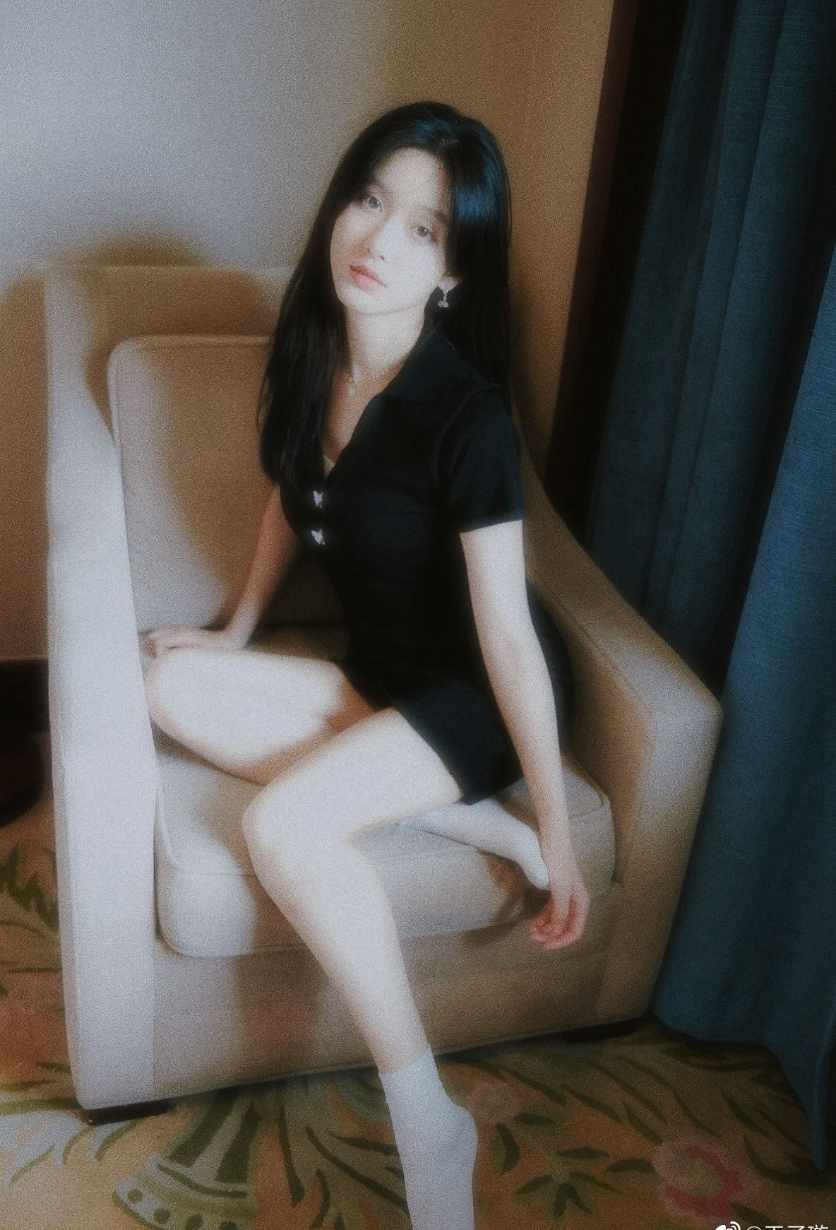 王子璇黑色连衣裙性感美腿写真