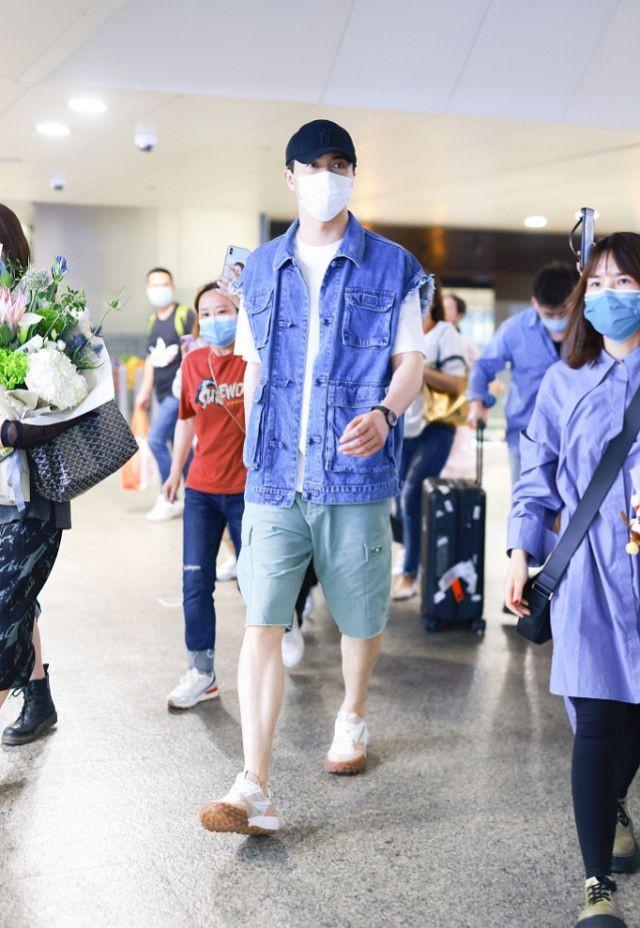 爱游戏官方网站191cm高伟光真时尚撕裂风牛仔马甲混搭工装裤造型时髦不撞衫(图2)