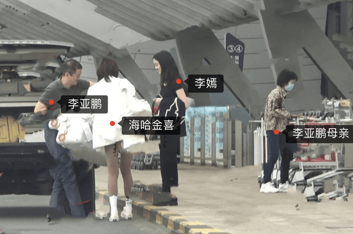 李亚鹏和娇妻饭后回家,海哈金喜产后4个月首现身