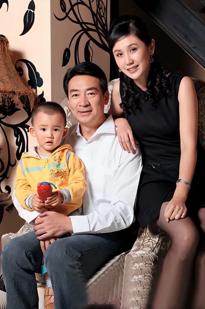娱乐圈二婚男星群像,娶嫩妻富婆,老来得子,个个都令人羡慕_苏岩_儿子