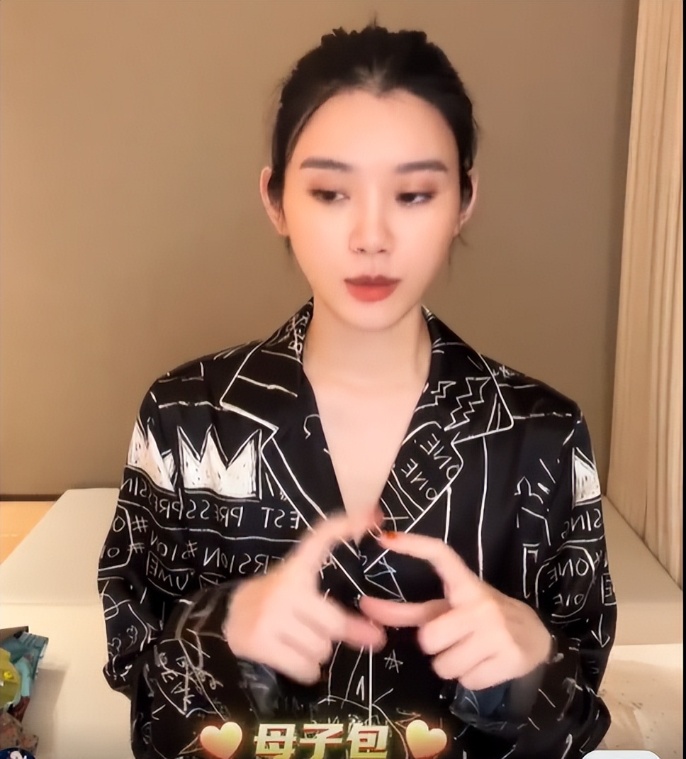 原创吴梦瑶穿千元睡衣炫奢侈品给女儿买万元包包一口气买五个