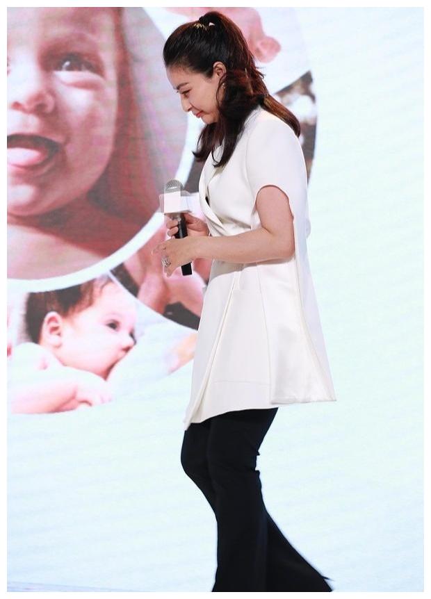 侧面看郭晶晶身材的曲线还是很完美的.拍照后看起来胖得几乎无法避免.