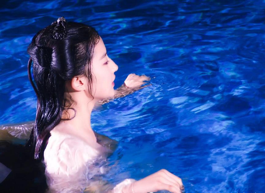 原创刘亦菲水下戏曝光失去滤镜的庇护看清生图真正的出水芙蓉