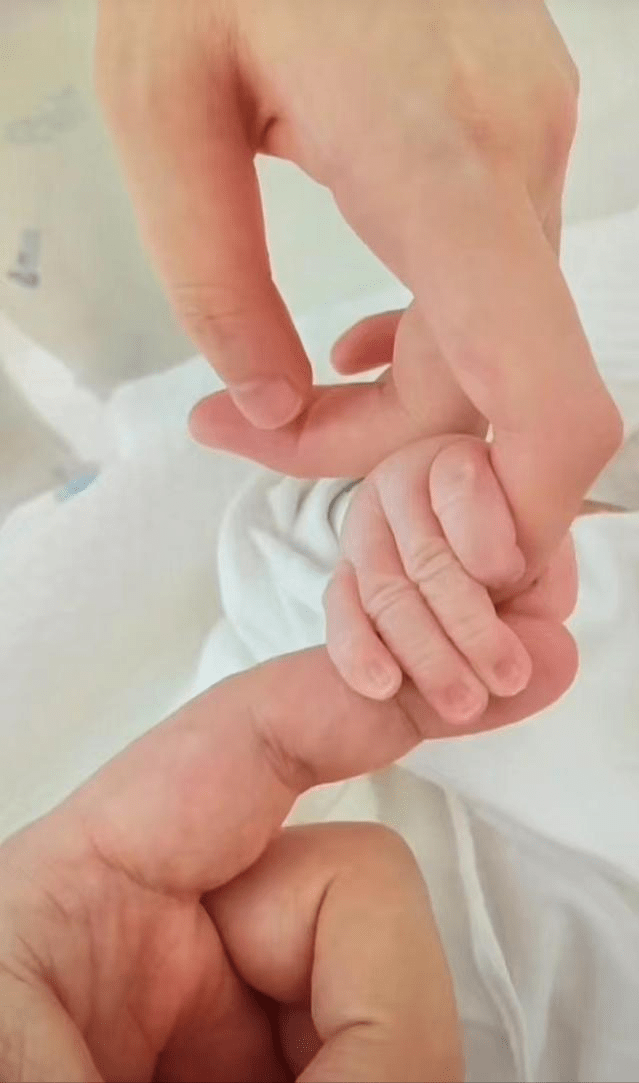 李亚鹏和娇妻饭后回家,海哈金喜产后4个月首现身