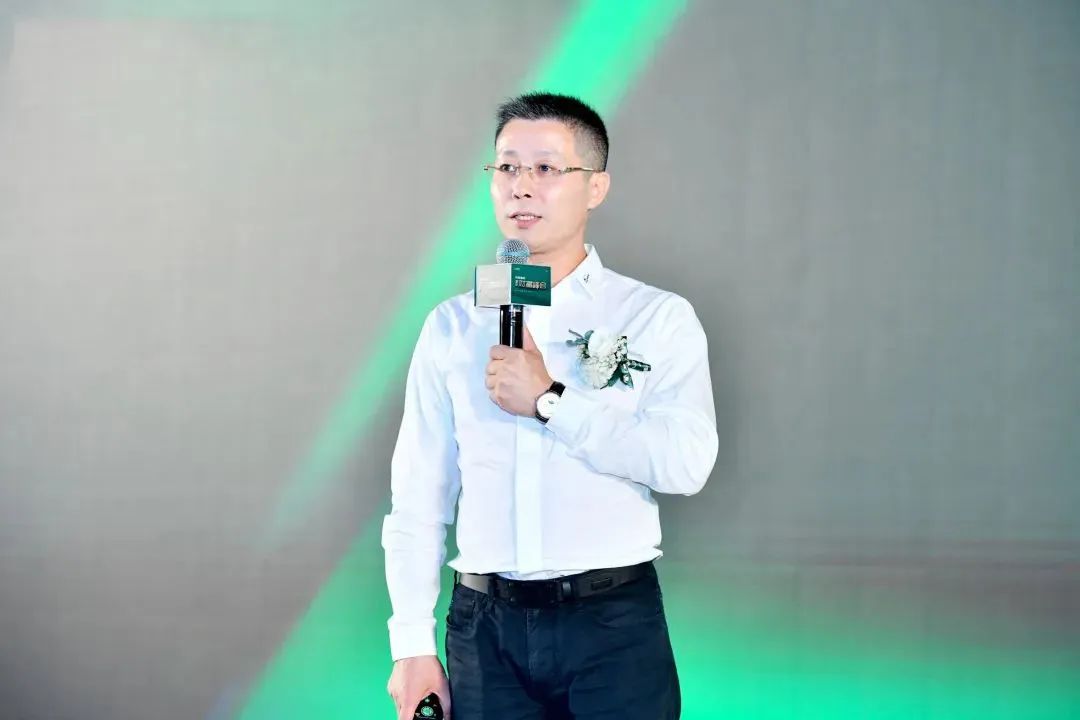 帝标家居董事长 郑红鑫另一方面,帝标家居的管理层集成到场,帝标家居