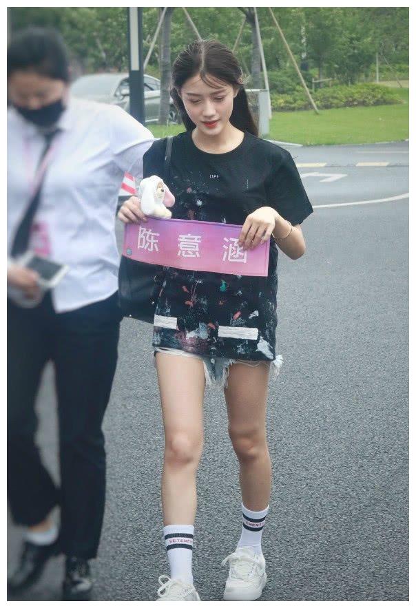 原创陈意涵真是101的富婆看她的裤子全是破碎的毛线很穷吧