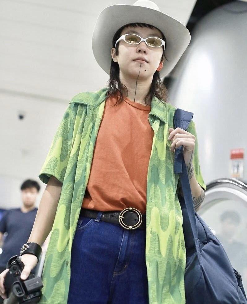 穿着邋遢现身机场,连手心都要纹着纹身_卫衣和_王菲_风格